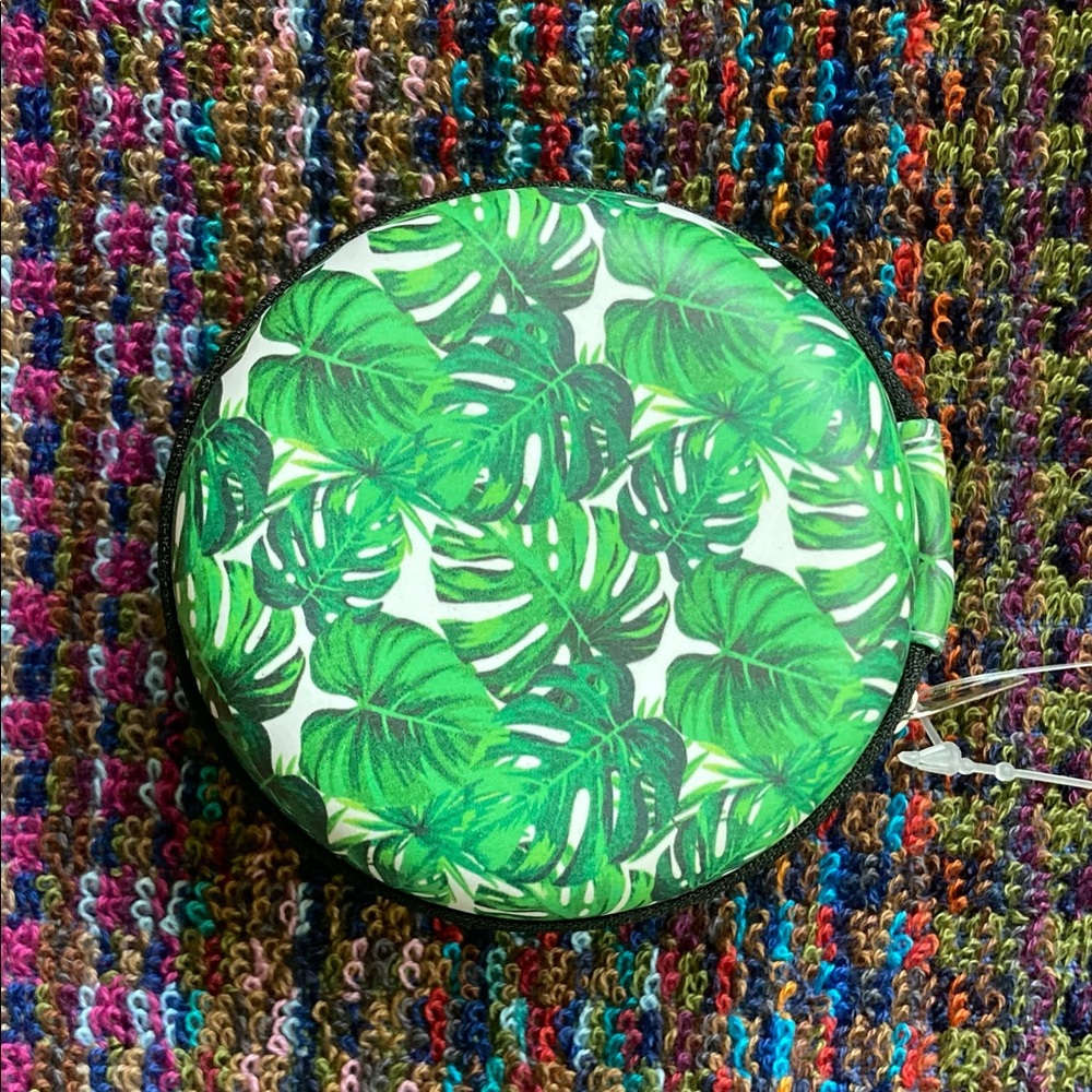 NWT Tech Ear Bud Zipper Storage Case 💚🌿🍃🌿💚 - Picture 2 of 5